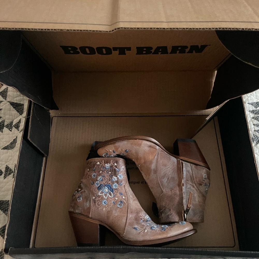 Boot Barn Shyanne Leather Booties - Light Blue Floral -Size 8.5M NEW IN BOX